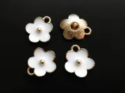 Charm auriu floare 13x11.5mm alb