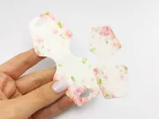 Etichete hartie suport bratari si coliere 108x44x0.4mm flori roz (10buc)