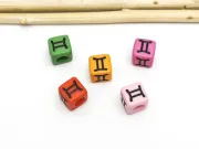 Margele acrilice cub cu semn zodiacal Gemeni 7x7mm (5buc)