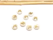 Margele de sidef alb cu gravura aurie in forma de fluture 8x5mm