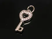 Charm cheie cu inima din cubic zirconia argintiu 18x8mm