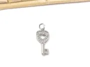 Charm cheie cu inima din cubic zirconia argintiu 18x8mm