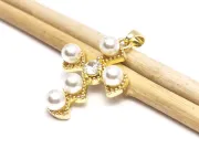 Charm cruce din cubic zirconia cu perle auriu 23x15mm