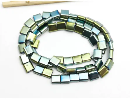 Sirag hematit patrat cu doua orificii 6x6mm iris verde