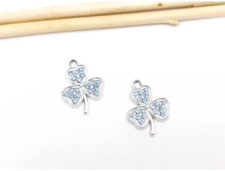 Charm argintiu trifoi cu pietricele 18.5x14mm albastru deschis