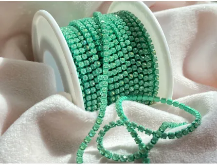 Lant cu strasuri 2mm verde opal AB (0.5m)