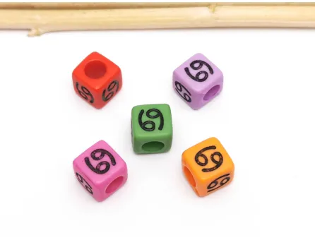 Margele acrilice cub cu semn zodiacal Rac 7x7mm (5buc)