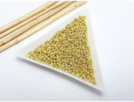 Toho rotunde 11/0 permanent finish galvanized yellow gold (5g)