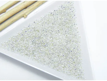 Toho rotunde 11/0 silver lined milky white (5g)