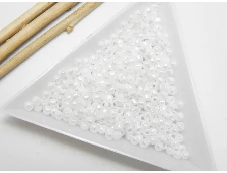 Toho rotunde 8/0 Opaque Lustered White (5g)