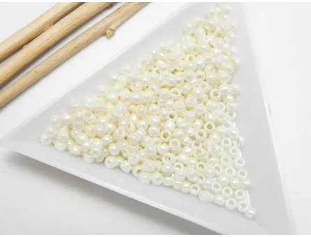 Toho rotunde 8/0 Opaque Lustered Navajo White (5g)