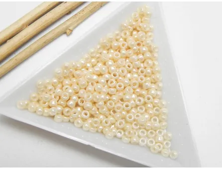 Toho rotunde 8/0 : opaque lusted lt. beige (5g)