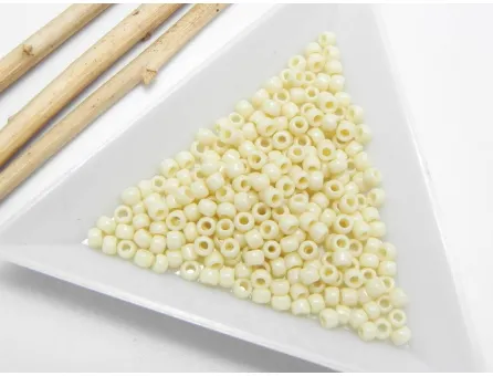 Toho rotunde 8/0 Opaque Lt Beige (5g)