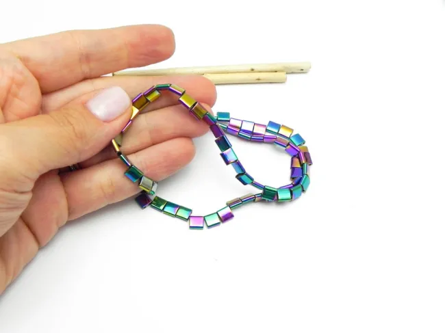 Sirag hematit patrat cu doua orificii 5x5mm multicolor