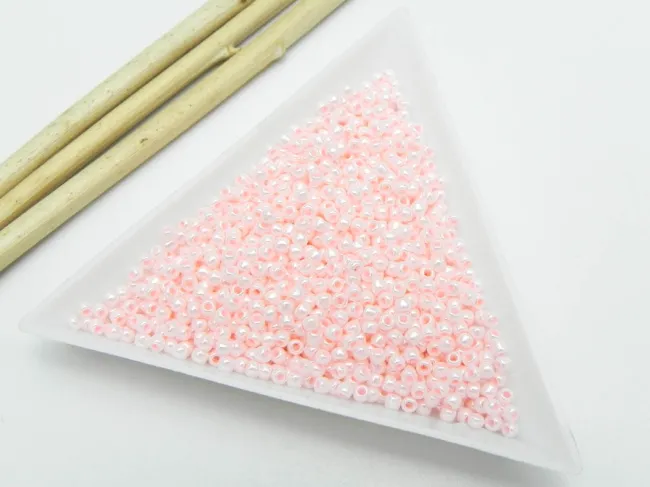 Toho rotunde 11/0 opaque lustered baby pink (5g)