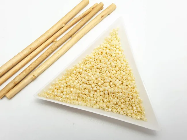 Toho rotunde 11/0 opaque rainbow lt. beige (5g)