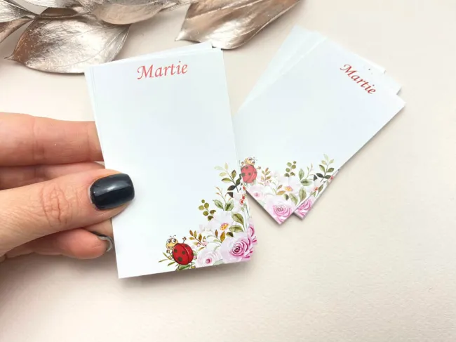 Cartonas martisor buburuza cu flori 8.6x5.3cm (50buc)