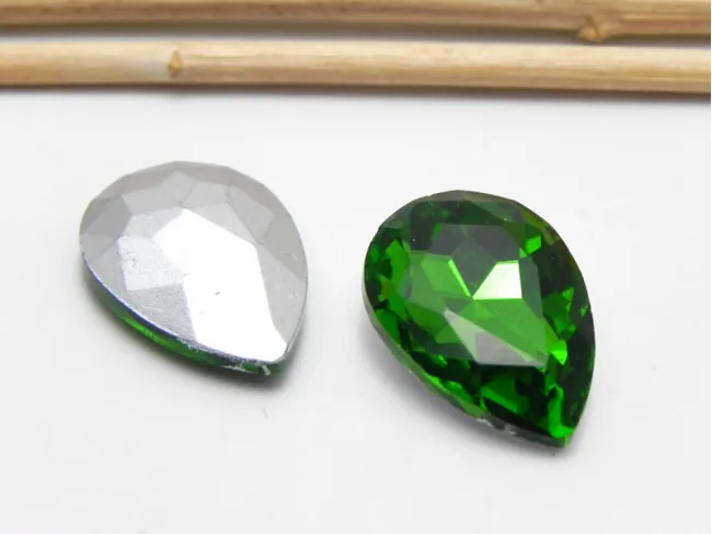 Cabochon din sticla picatura 14x10mm verde (1buc)