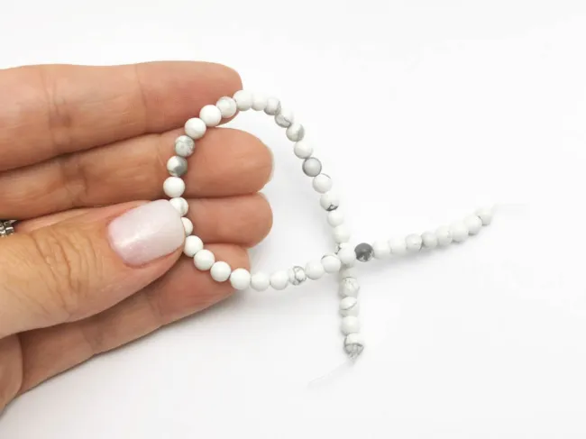 Sirag scurt howlit natural 4mm alb