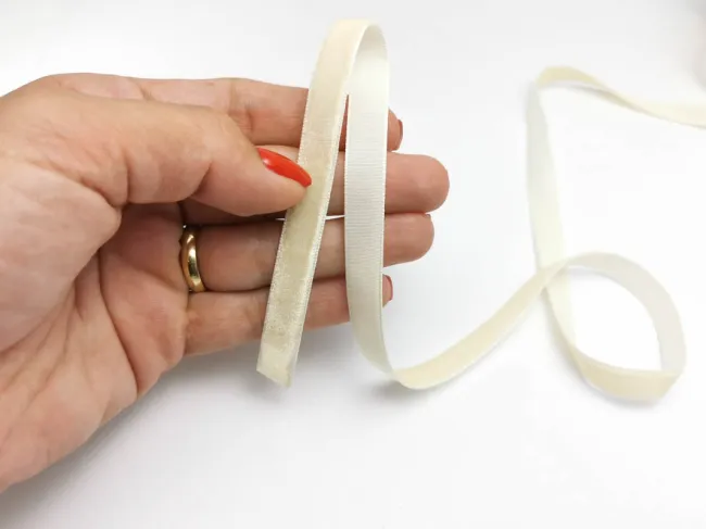 Panglica catifea 10mm ivory (1m)
