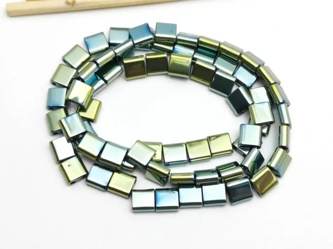 Sirag hematit patrat cu doua orificii 6x6mm iris verde