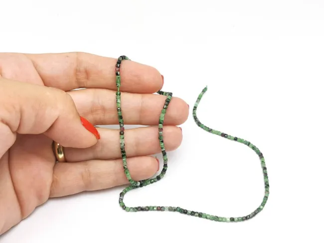 Sirag Ruby zoisite microfatetat cub 2x2mm