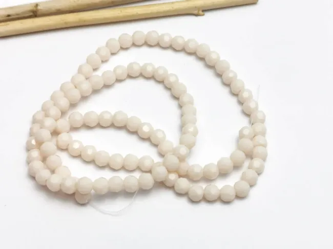 Margele cristal rotund fatetat 4mm roz pudra deschis opac (sirag)