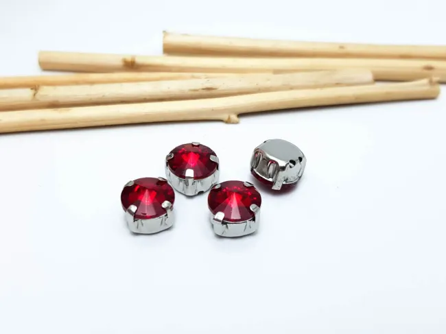 Distantier montee cu rhinestone de cristal 9mm rosu (1buc)