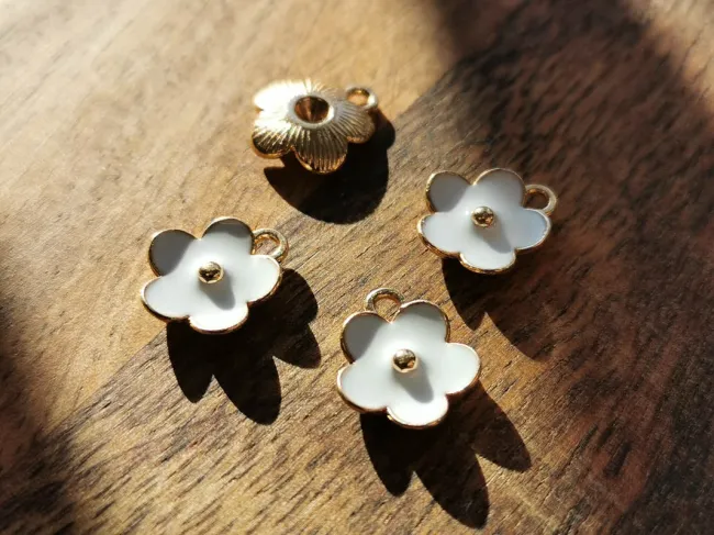 Charm auriu floare 13x11.5mm alb