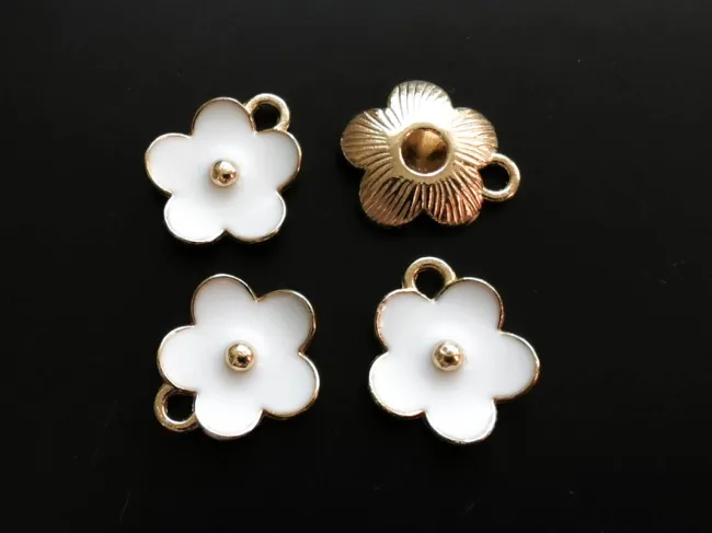 Charm auriu floare 13x11.5mm alb