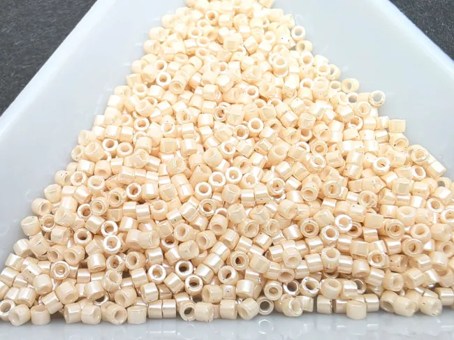 Miyuki delica 11/0 Opaque lt. Peach Ceylon (5g)