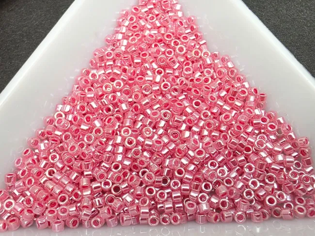 Miyuki delica 11/0 lined crystal rose (5g)