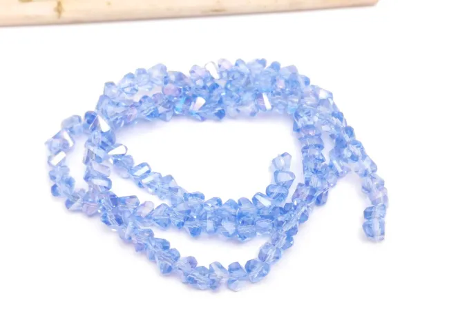 Margele cristal triunghi 3.5x4x3.5mm albastru deschis AB (sirag)