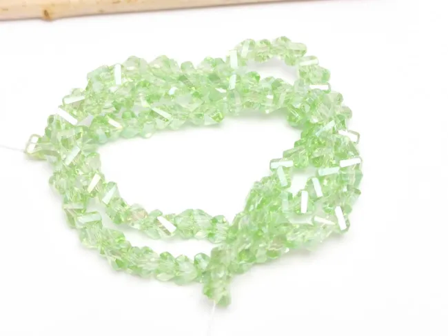 Margele cristal triunghi 3.5x4x3.5mm verde deschis AB (sirag)