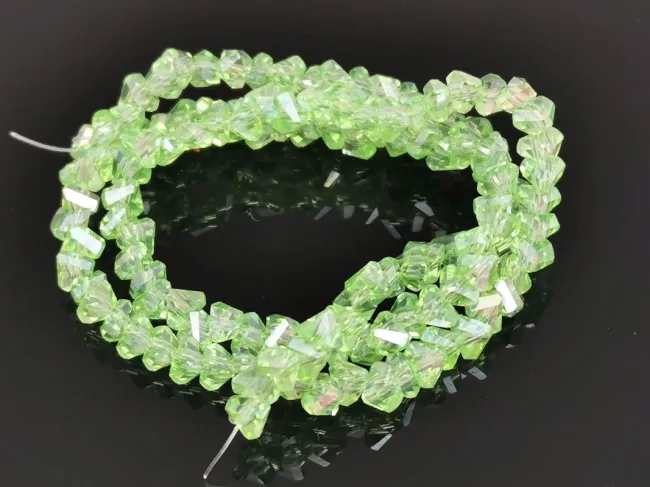 Margele cristal triunghi 3.5x4x3.5mm verde deschis AB (sirag)