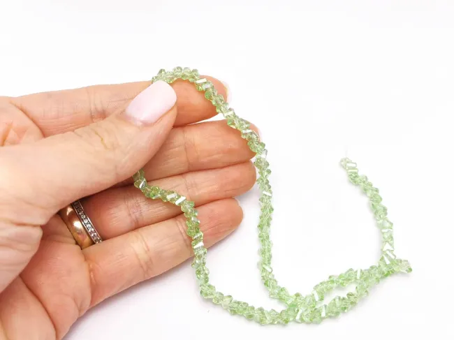 Margele cristal triunghi 3.5x4x3.5mm verde deschis AB (sirag)