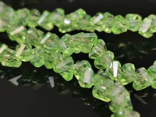 Margele cristal triunghi 3.5x4x3.5mm verde deschis AB (sirag)