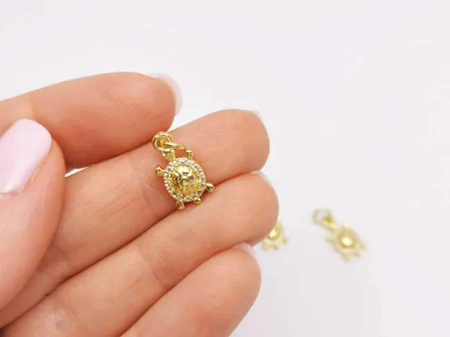 Charm testoasa din cubic zirconia 15x8mm auriu