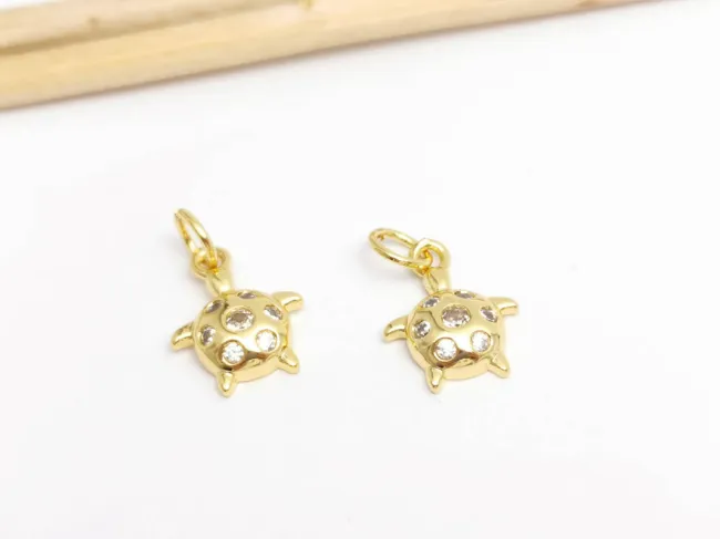 Charm testoasa din cubic zirconia 13.5x10mm auriu