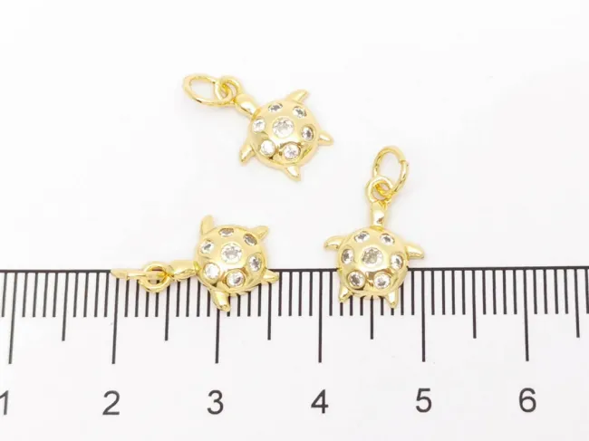 Charm testoasa din cubic zirconia 13.5x10mm auriu