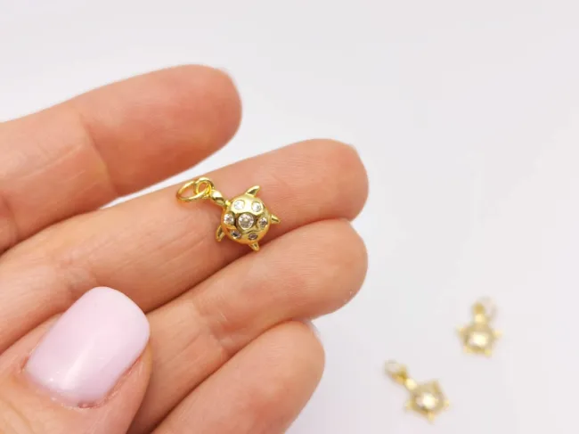 Charm testoasa din cubic zirconia 13.5x10mm auriu