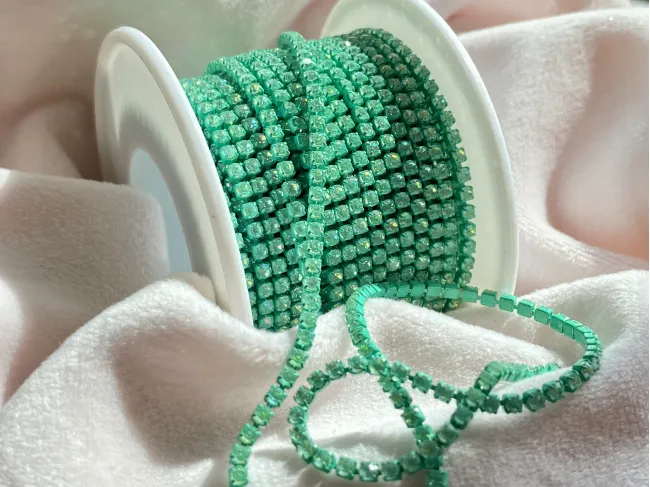Lant cu strasuri 2mm verde opal AB (0.5m)
