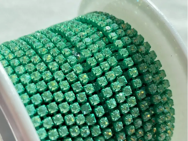 Lant cu strasuri 2mm verde opal AB (0.5m)