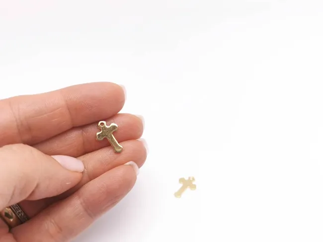 Charm otel inoxidabil 304 auriu cruce 15x10x0.5mm