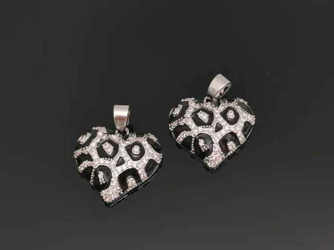 Charm inima animal print din cubic zirconia 20x19mm argintiu