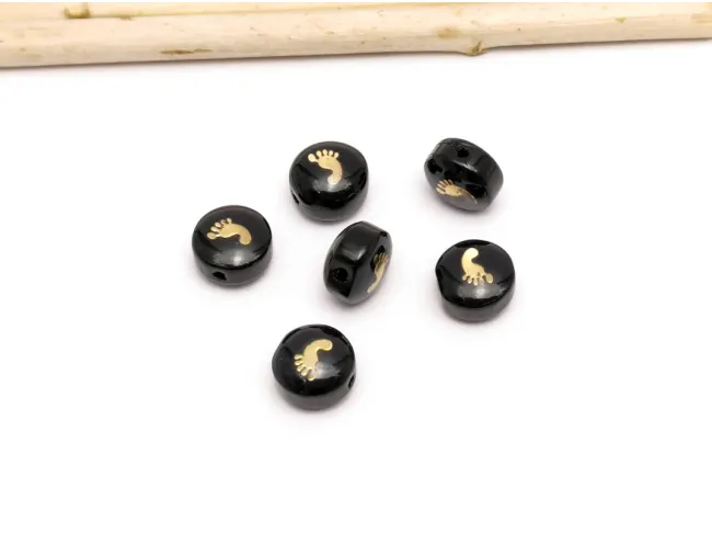Margele de sticla lampwork cu gravura aurie in forma de picioruse 8x6mm negru