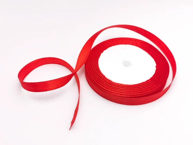 Panglica saten latime 10mm rosu (22m)