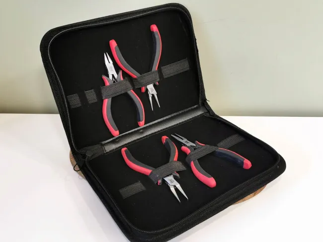 Set 4 clesti ergonomice pentru bijuterii cu maner negru si rosu