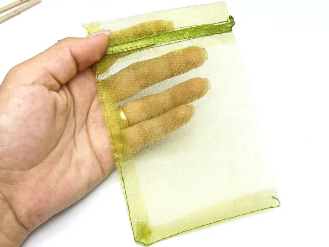 Saculet organza verde masliniu 15x10cm