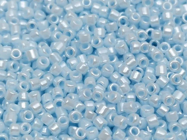 Toho rotunde 15/0 Opaque Lustered Pale Blue (5g)